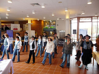 Country Musik und Line Dance im Kampf gegen den Krebs