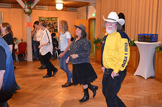 Line Dancer bringen den Tanzboden zum Schwingen