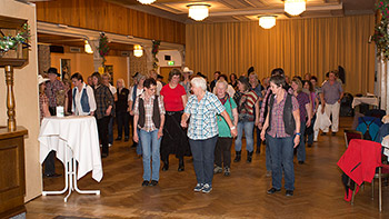 Line Dance Tanz in den Mai