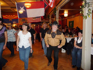 Die Country & Line Dance Gruppe Kiel feiert ihr beliebtes Oktoberfest